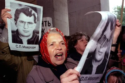 Россиянка с портретом Сергея Мавроди на одном из митингов в Москве, Россия. 22 августа 1994 года. Фото: Reuters