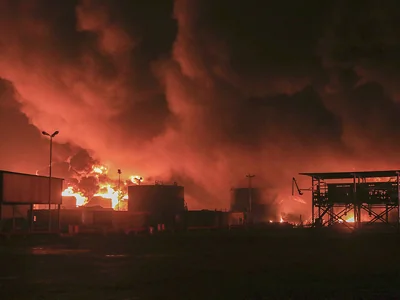 В Ходейде не удается справиться с пожаром, вызванным израильским ударом